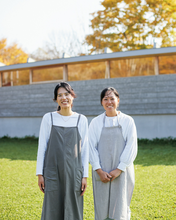 ニセコユーモの使い方を丁寧に教えてくれた「ICOR NISEKO」スタッフのマサミさんとメグさん。