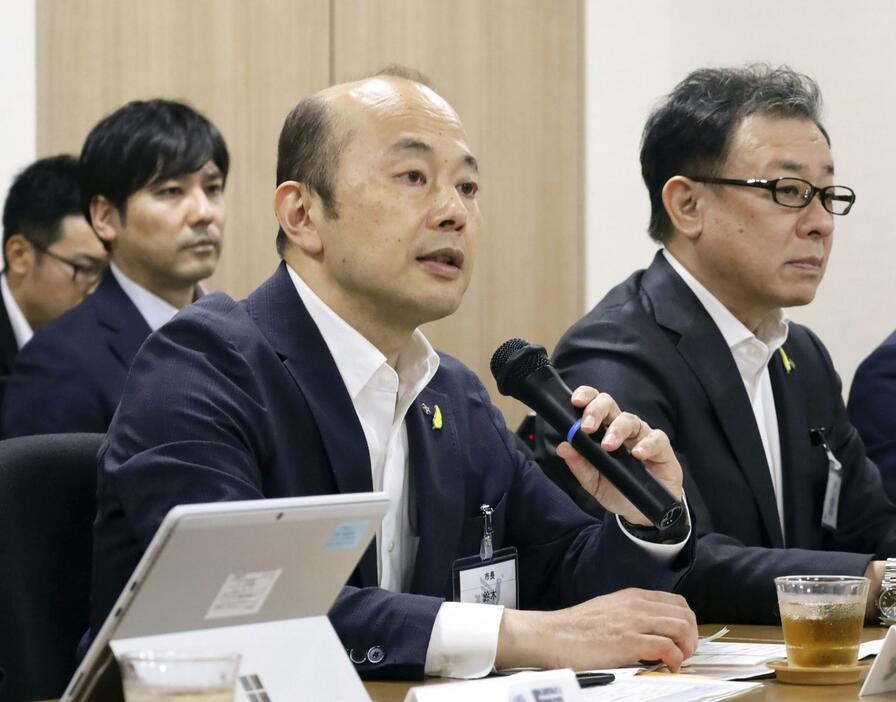 NPT再検討会議の準備委員会に出席することを明らかにした長崎市の鈴木史朗市長（手前）＝1日、市議会