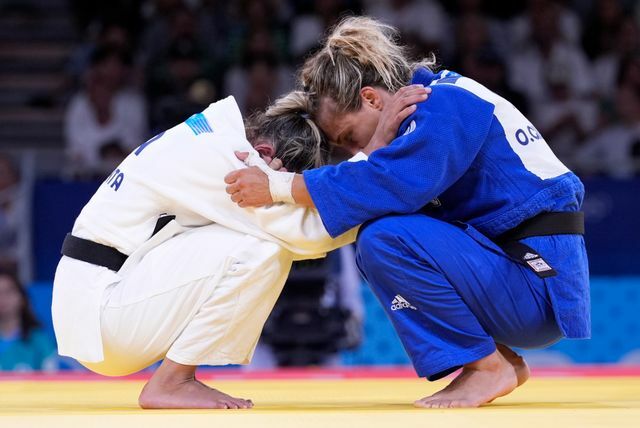 柔道52キロ級女子3位決定戦で勝利し涙するブラジルのラリーサ・ピメンタ選手(左)と敗者のイタリアのオデッテ・ジュフリダ選手の(右)(写真：AP/アフロ)