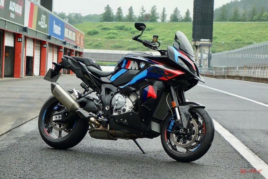 2024年5月より発売された二輪BMWの最新「M」。BMW M1000XR（試乗車はMコンペティションパッケージで392万8000円）