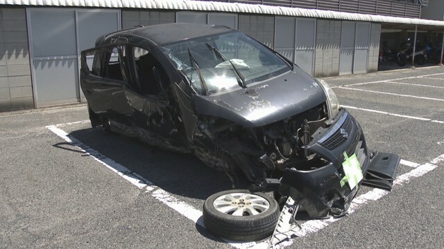 「交通島」に衝突した車