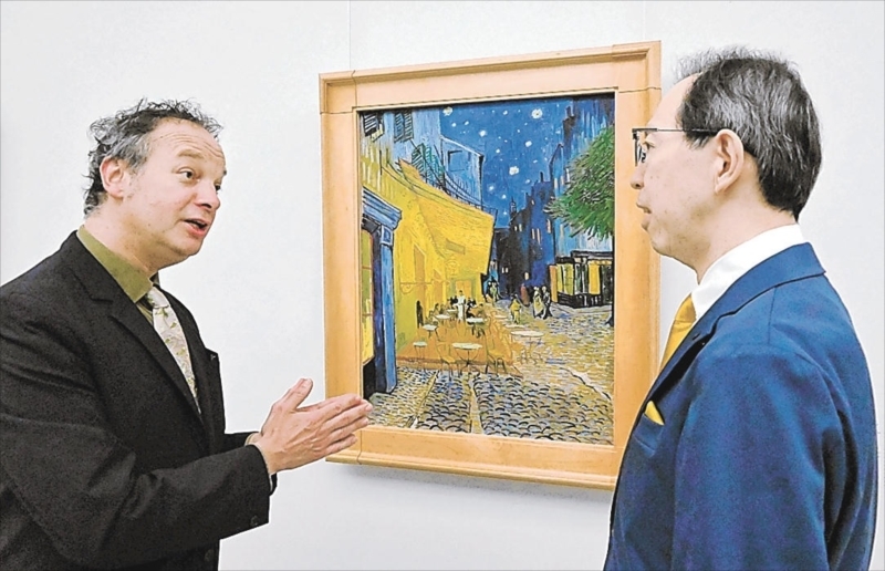 ゴッホの絵画の前でテンペル館長と懇談する内堀知事（右）。ルノワールの作品提供についても説明を受けた