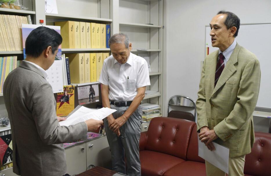 北九州市芸術文化振興財団に嘆願書を提出した九州大の溝口孝司教授（右）ら＝24日午前、北九州市