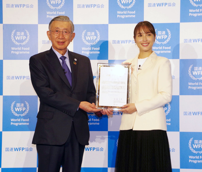 安藤宏基会長㊧と広瀬アリスさん