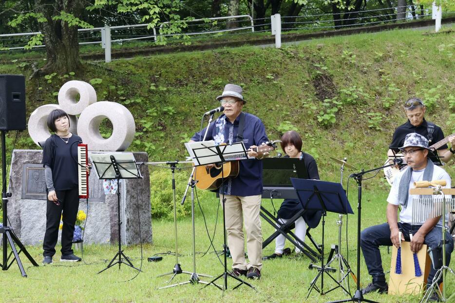 坂本弁護士一家殺害事件から11月で35年となるのを前に開かれた追悼コンサート＝28日午前、長野県大町市