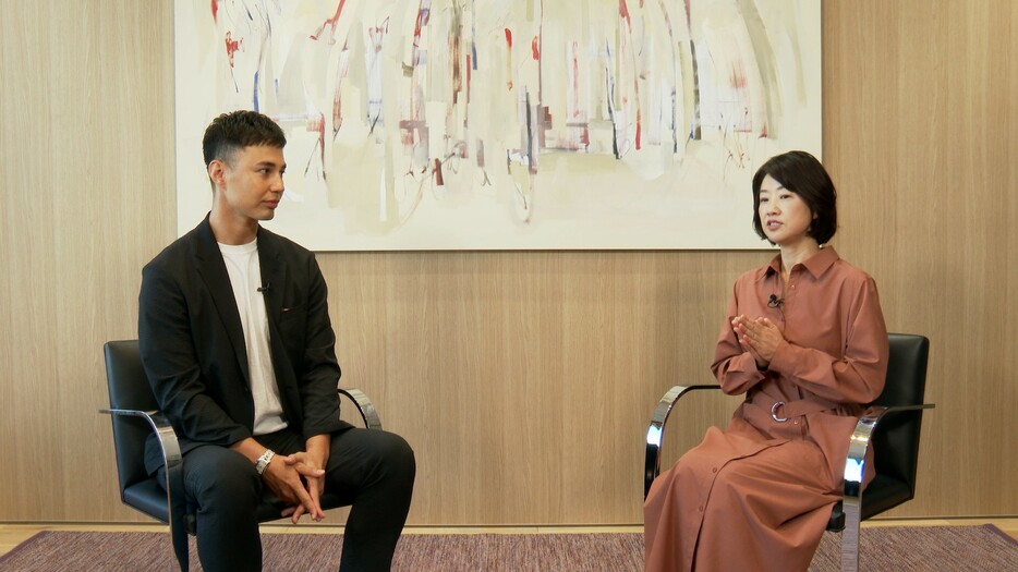 （左から）パーソナリティのユージ、株式会社イトーキの八木佳子さん