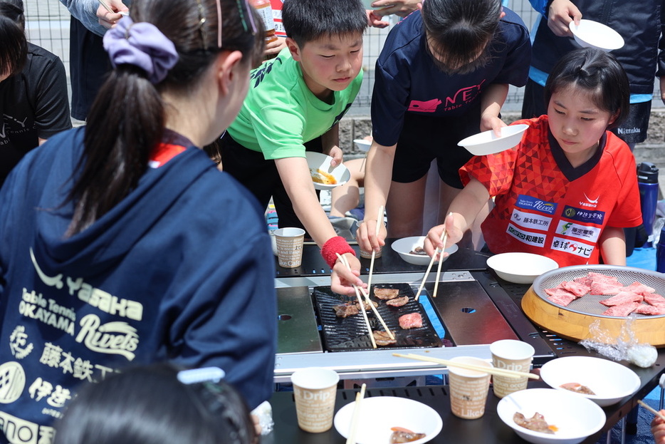 写真：ねや卓球道場で副賞食材でBBQ/撮影：ラリーズ編集部