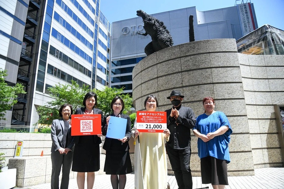 5月16日、盛山文部科学大臣と面会し、署名を手交。