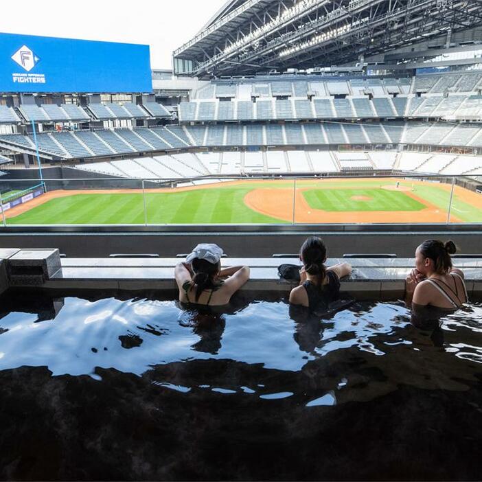 地下1300mから湧き出る温泉は茶褐色のモール泉。野球開催日はゆったりした気分で観戦できる