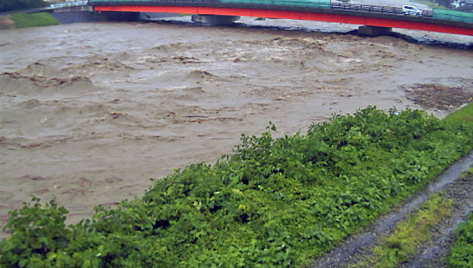 大雨の影響で増水した山形県酒田市の荒瀬川のライブカメラ映像＝25日午前（国交省提供）