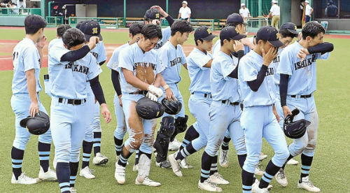 春夏連続の甲子園出場を逃し、悔し涙を流す学法石川ナイン