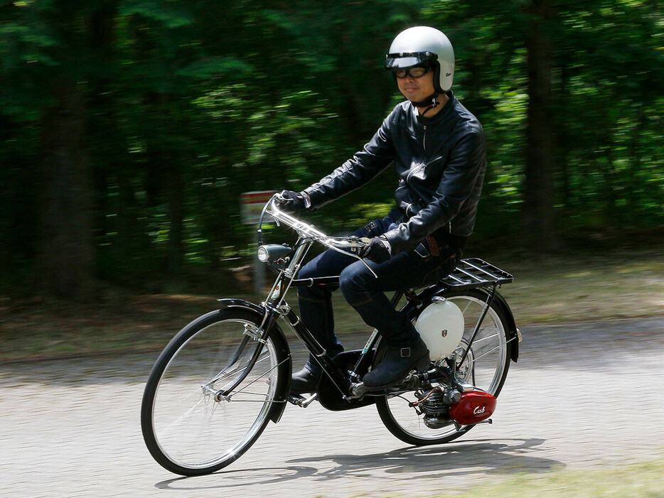 原チャリ（原動機付自転車）の原点！　ホンダ「F型カブ」試乗した青木氏いわく、「元祖・原チャリといえば、1952年に誕生し、爆売れしたホンダのF型カブしかありません。まさに伝説モデル！」