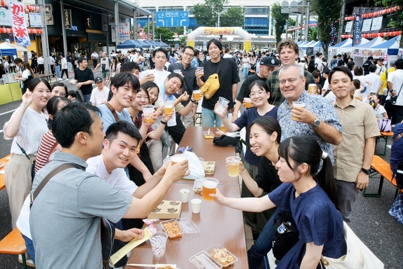 歩行者天国となった郡山駅前大通りでビールを楽しむ来場者