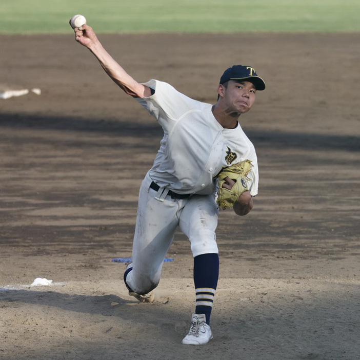 1回裏の途中から救援登板。力のあるボールを投げ込んだ[写真=田中慎一郎]