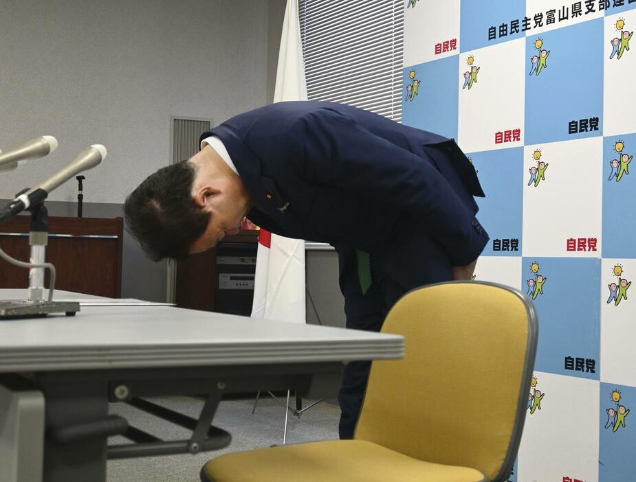 記者会見で陳謝する自民党の田畑裕明衆院議員＝5日午後、富山市