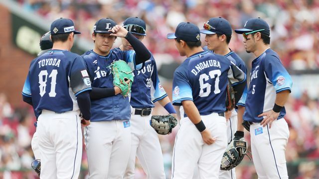 マウンド上に集まる西武ナイン(写真：時事)