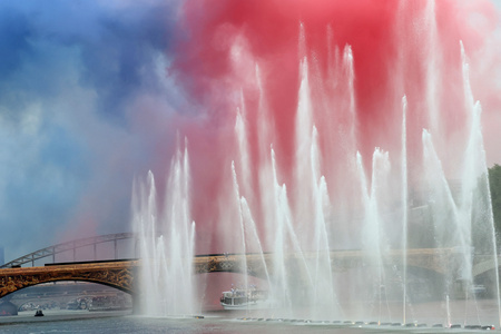 パリ五輪の開会式で上がったフランス国旗の色の花火（2024年7月26日撮影）。