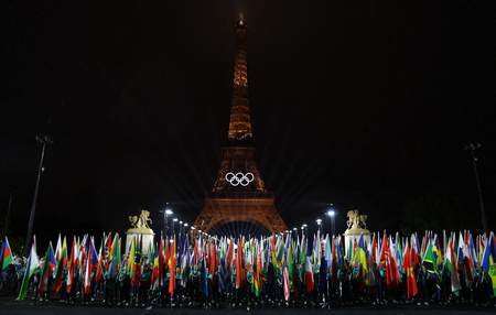 パリ五輪の開会式で掲げられた各国の国旗（2024年7月26日撮影）。