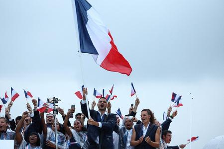 パリ五輪の開会式。入場行進するフランス選手団（2024年7月26日撮影）。