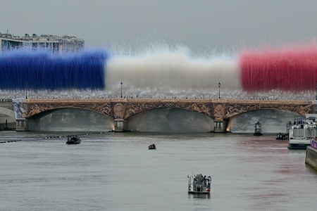 パリ五輪の開会式で上がったフランス国旗の色の花火（2024年7月26日撮影）。