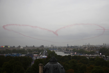 パリ五輪の開会式。仏空軍のアクロバット飛行チーム「パトルイユ・ド・フランス」が上空に描いたハートマーク（2024年7月26日撮影）。