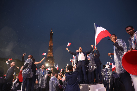 パリ五輪の開会式に臨むフランス選手団（2024年7月26日撮影）。