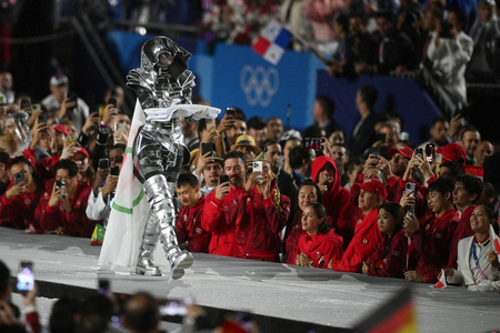 パリ五輪の開会式で、トロカデロ広場に運び込まれる五輪旗（2024年7月26日撮影）。