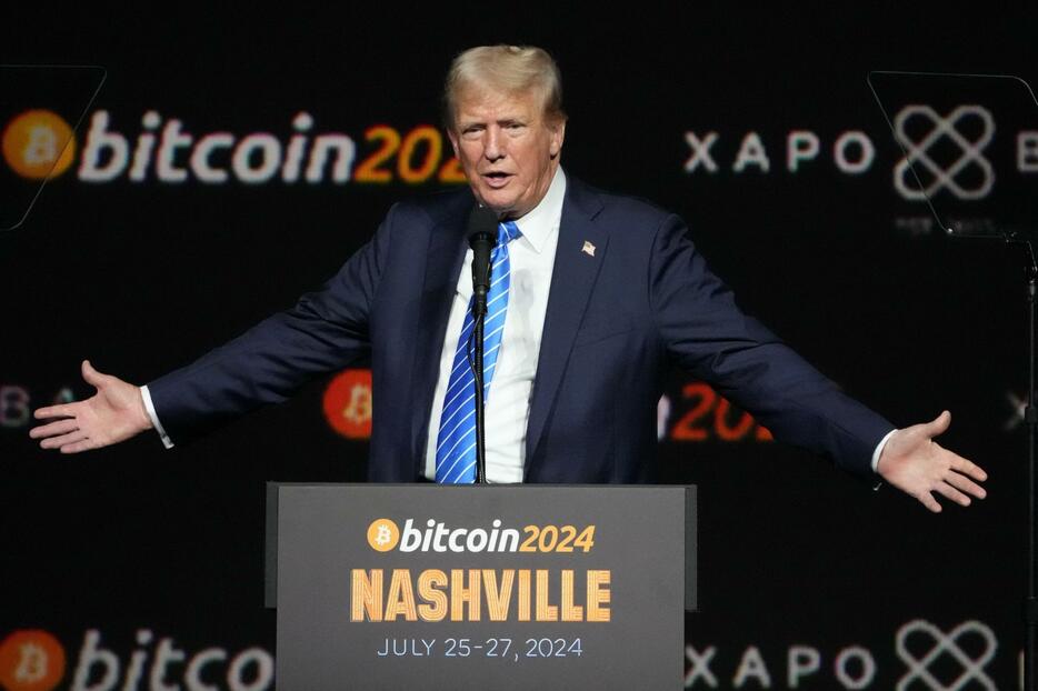 米テネシー州ナッシュビルで開かれた暗号資産「ビットコイン」のイベントで演説するトランプ前米大統領＝27日（AP＝共同）