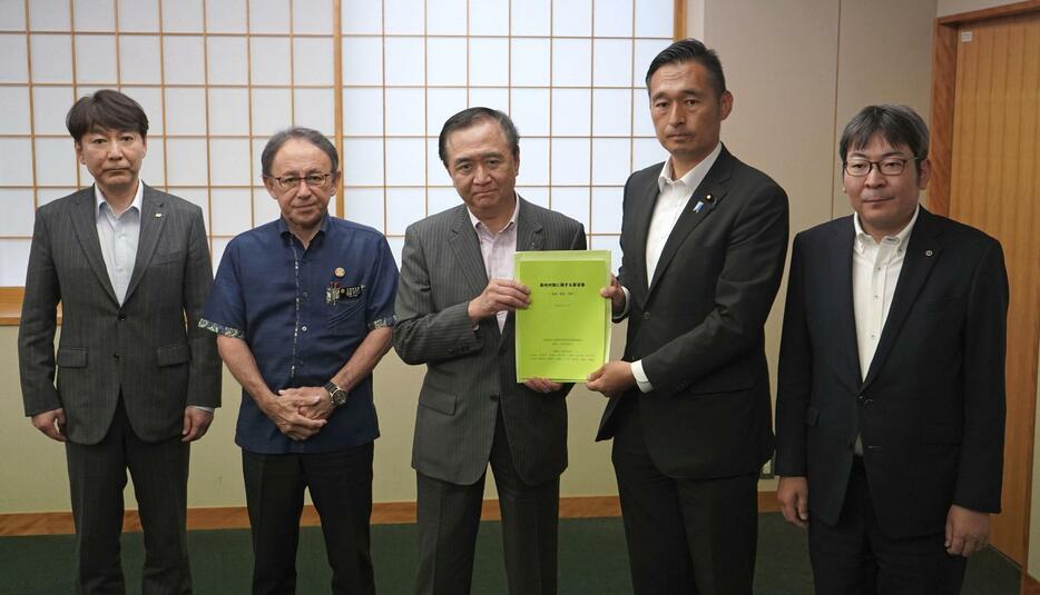 深沢陽一外務政務官（右から2人目）に要望書を提出する神奈川県の黒岩祐治知事（中央）＝24日午後、外務省