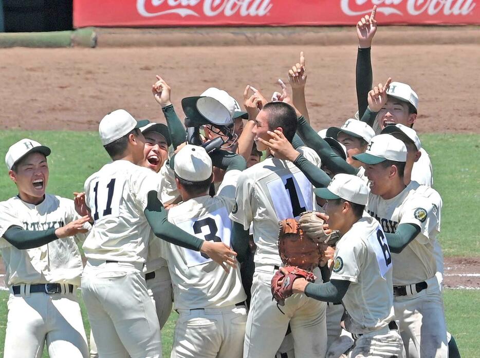 　甲子園への切符を手にし、歓喜する今朝丸（１）ら報徳学園ナイン（撮影・北村雅宏）