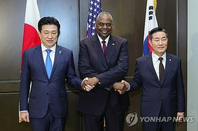 6月2日、シンガポールで会談した（右から）韓国の申源湜国防部長官、米国のオースティン国防長官、日本の木原稔防衛相＝（聯合ニュース）