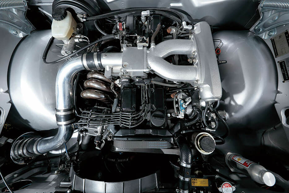 換装されたエンジンは、M型の後でトヨタ6気筒の主軸となったJZ型の2.5ℓ仕様1JZ-GE型。フレーム構造の130クラウンに搭載されていたこともあり、旧型クラウンでのエンジンスワップにおいて使用頻度が高い