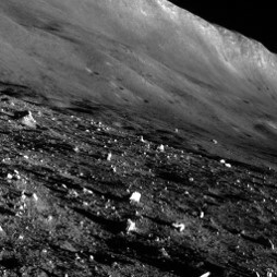 スリム搭載のカメラで3月末に撮影した月面の様子（JAXA提供）