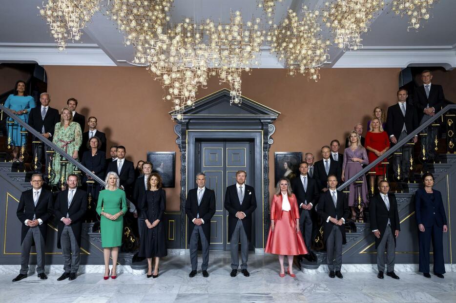 2日、オランダのウィレムアレクサンダー国王（中央右）と並ぶ新内閣のスホーフ首相（中央左）ら＝ハーグ（AP＝共同）