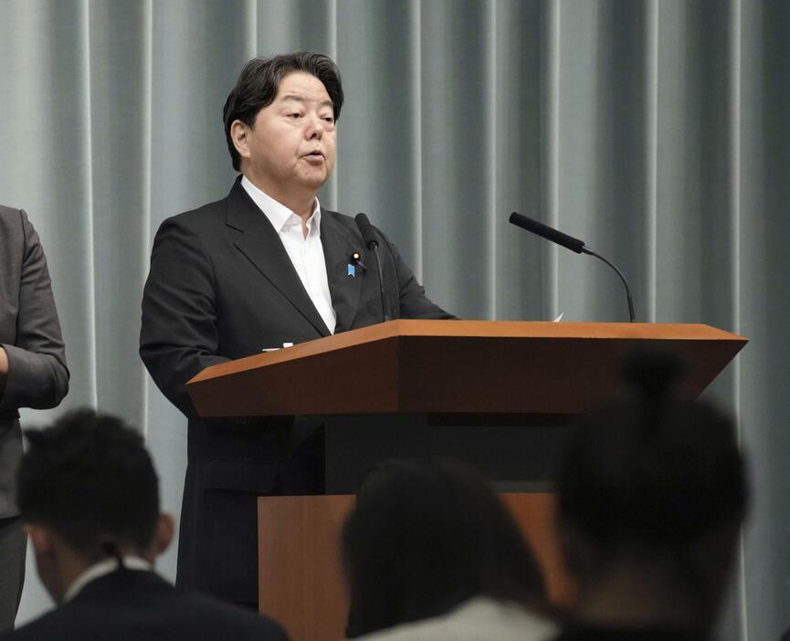 記者会見する林官房長官＝5日午前、首相官邸