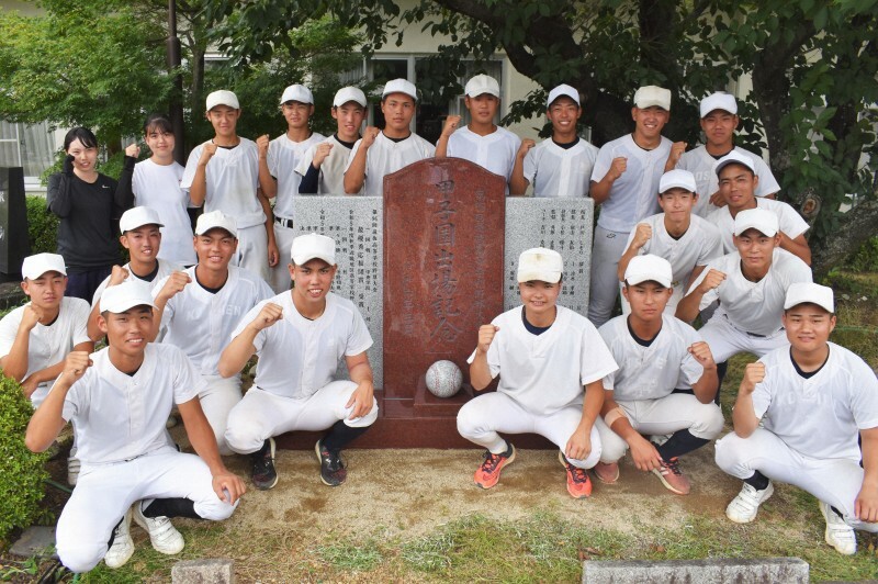 甲子園出場記念碑を囲んだ耐久のセンバツ出場メンバー＝和歌山県湯浅町の耐久高で2024年7月14日午後0時16分、安西李姫撮影