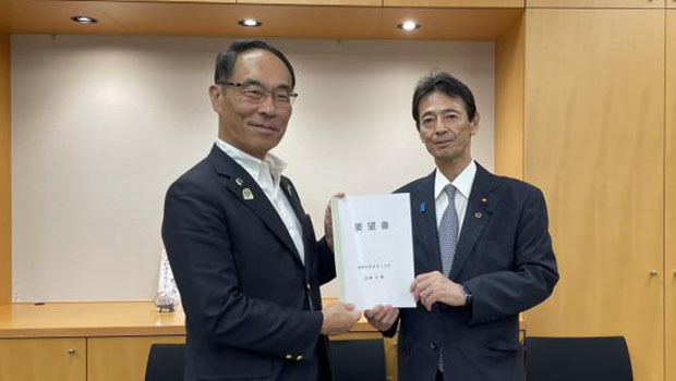 大野知事（左）が工藤副大臣に要望書を手渡した