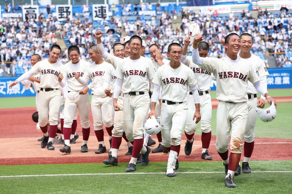 優勝の報告に向かう早稲田実業