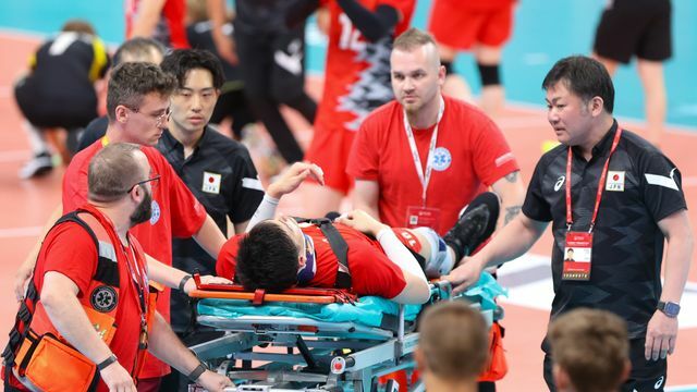 ストレッチャーで運ばれる高橋健太郎選手(写真：アフロ)