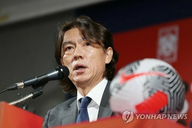 就任記者会見を行うサッカー男子韓国代表の洪明甫監督＝29日、ソウル（聯合ニュース）