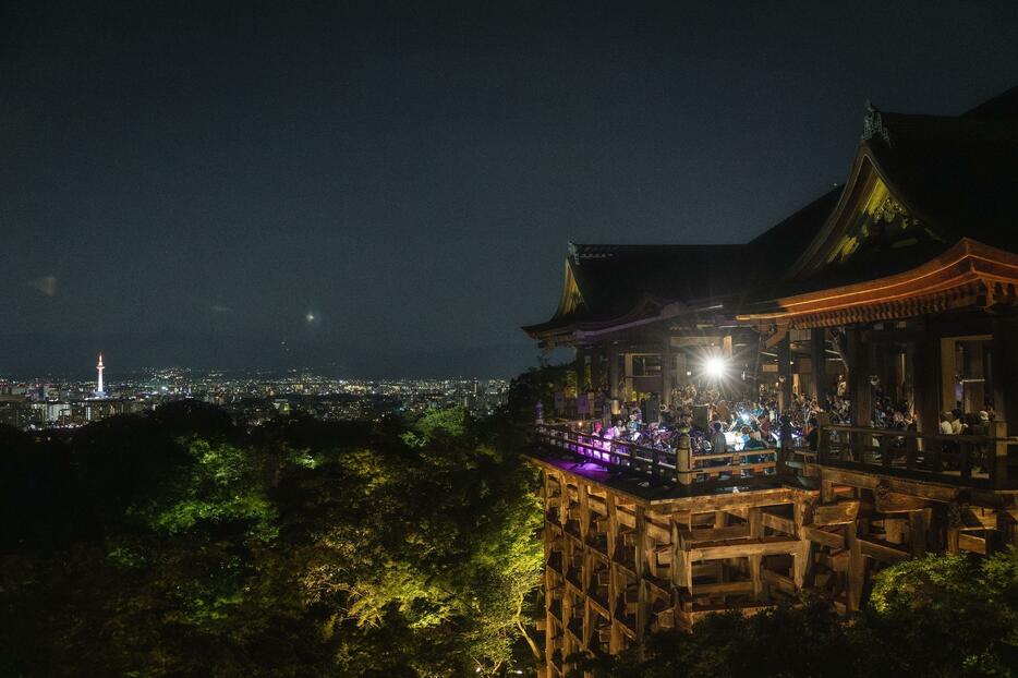 清水寺で開催された「In C」誕生60年を祝う奉納演奏　Photo：三浦麻旅子