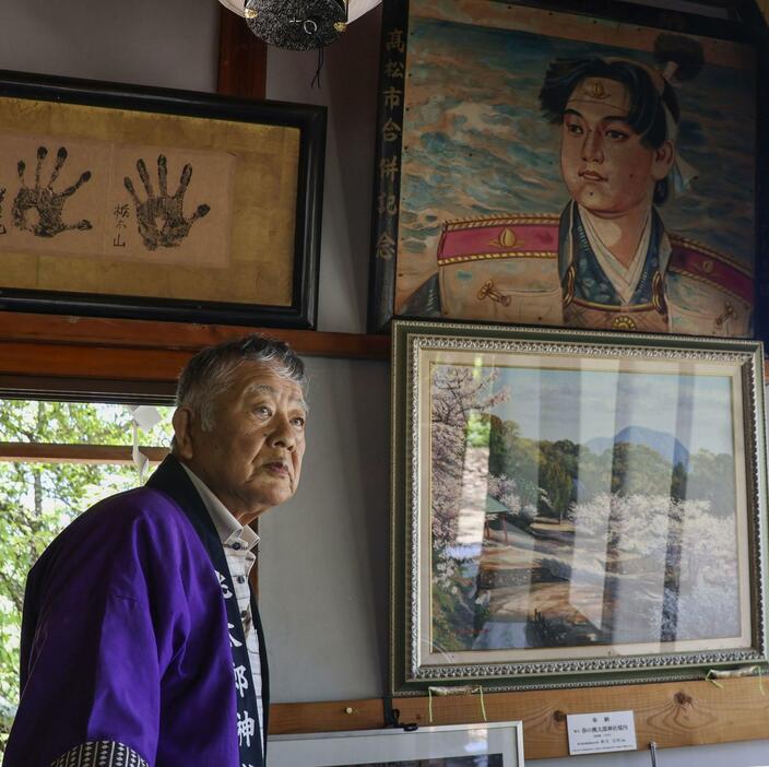 鬼無協同自治会の花沢利男会長＝高松市の桃太郎神社