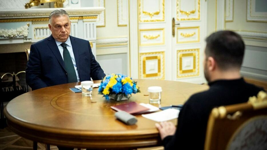 ハンガリーのオルバン首相（左）とウクライナのゼレンスキー大統領＝２日、ウクライナ首都キーウ