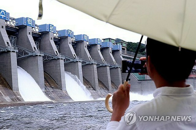 韓国北東部、江原道の春川ダム。大雨に備えて放流作業が行われた＝17日、春川（聯合ニュース）