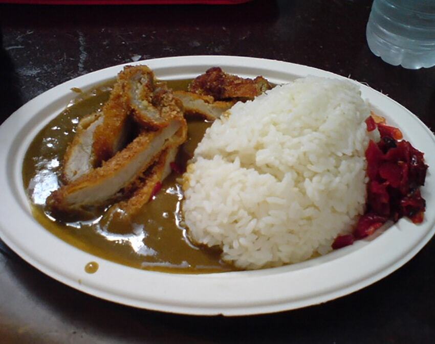 ロサンゼルス国際空港（LAX）内のフードコート「HAMADA orient express」でいただいた「CURRY RICE w/PORK CUTLET」（$9.50）（2009年当時、現在は閉業）。バサッと散りばめられたカツはまるでさつま揚げのような食感。日本人が食べるとカツ、カレー、ライスそれぞれがミスマッチに感じ、お世辞にも美味しいと思えなかった。