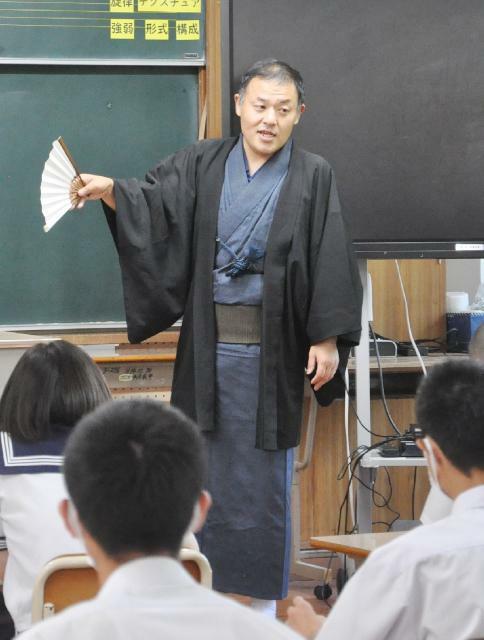 西米良中で全校生徒に講演する落語家の月亭太遊さん