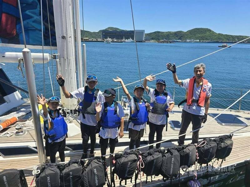 台湾一周航海に出発する宜蘭県立岳明小中学校の児童や教員