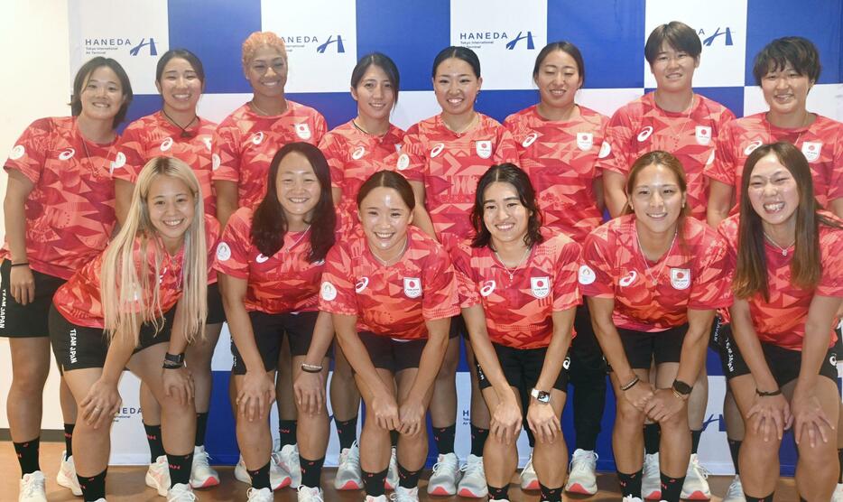 写真に納まるパリ五輪7人制ラグビー女子日本代表。前列左から2人目は主将の平野優芽＝14日、羽田空港