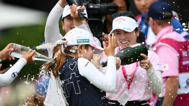 メジャー初制覇し仲間に祝福される女子ゴルフの古江彩佳選手(写真：KMSP via AFP)