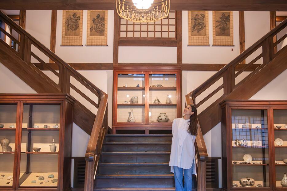 日本民藝館の入口の扉を開けると、目に飛び込んでくる磨き込まれた木製の大階段と広い吹き抜けの空間　　撮影：内田藍